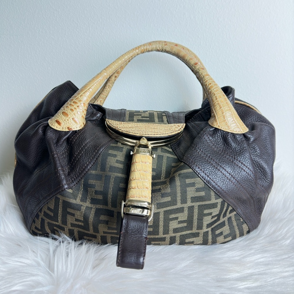 🛑SOLD🛑Fendi monogram spy bag